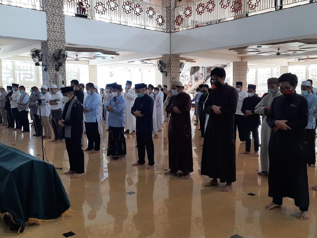 Tiba di Daarul Quran, Jenazah Ustadz Maaher Disalatkan di Masjid An-Nabawi